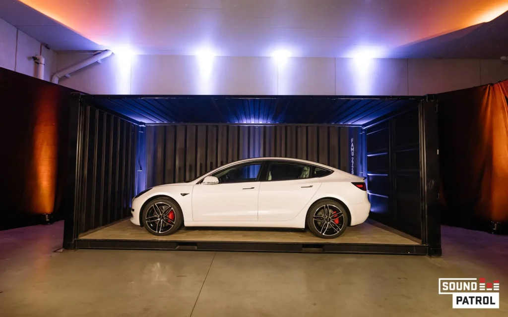 Sound Patrol Industrie und Messe: Industriehalle als Eventlocation mit langen Holztischen und Sound Patrol LED-Wand