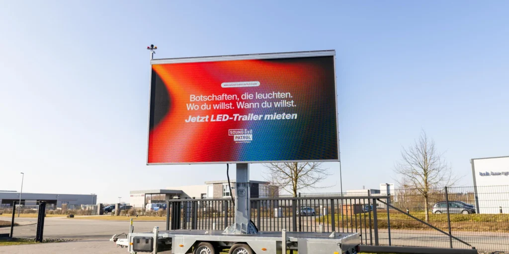 Sound Patrol LED-Trailer: Header-Bild des mobilen LED-Displays auf Anhänger für Außenwerbung und Eventpromotion