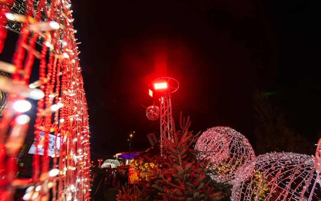 Sound Patrol Dodenhof Weihnachtsmarkt Eisdisco: Bühne mit Disco-Kugel und Lichtshow bei weihnachtlicher Atmosphäre