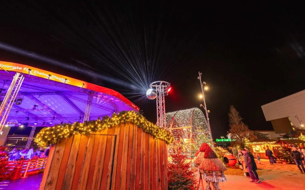 Sound Patrol Dodenhof Weihnachtsmarkt Eisdisco: Bühne mit Disco-Kugel und Lichtshow bei weihnachtlicher Atmosphäre