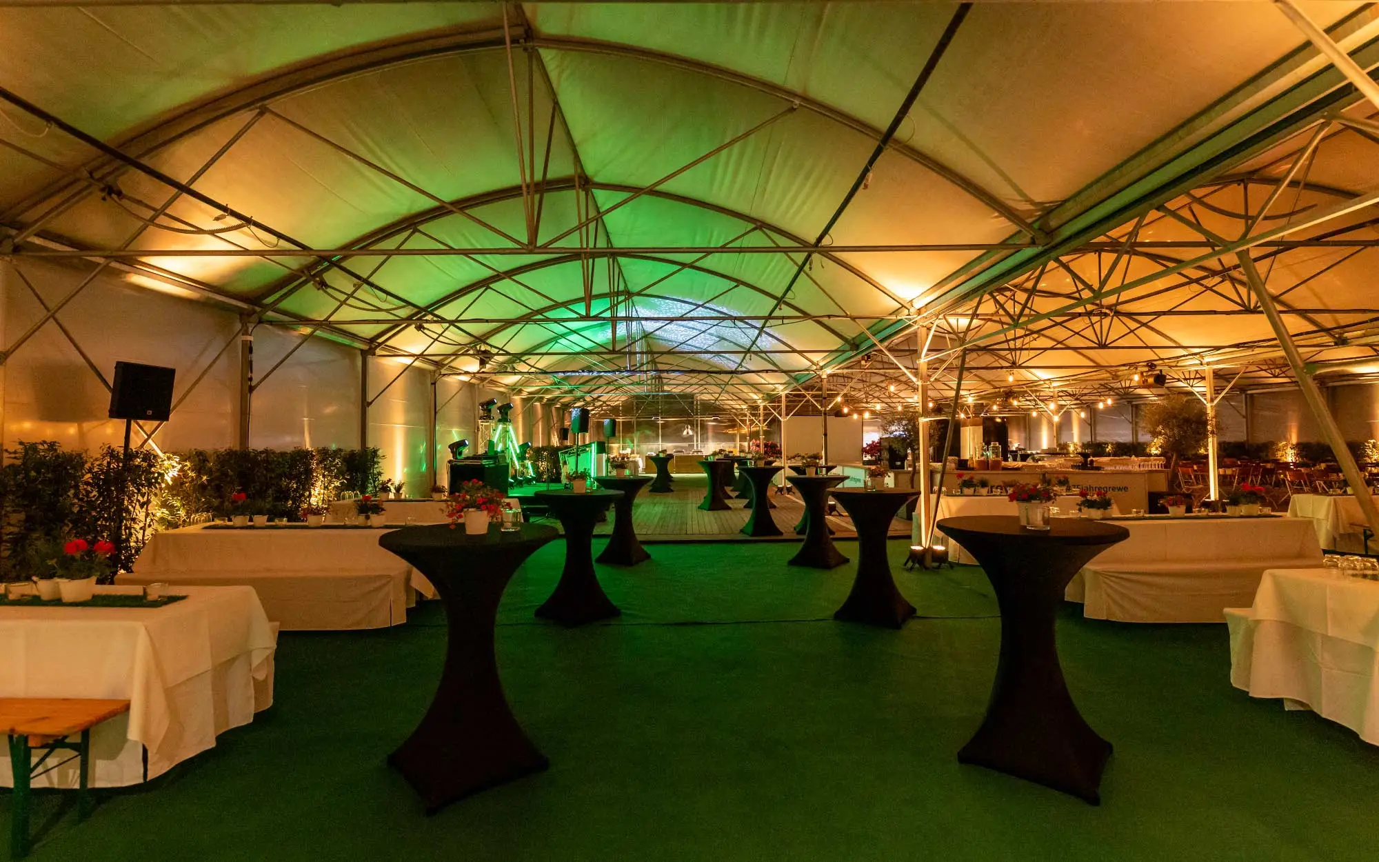 Sound Patrol Grewe Gruppe 75 Jahre: Gewächshaus als festlich beleuchtete Eventlocation für das Firmenjubiläum