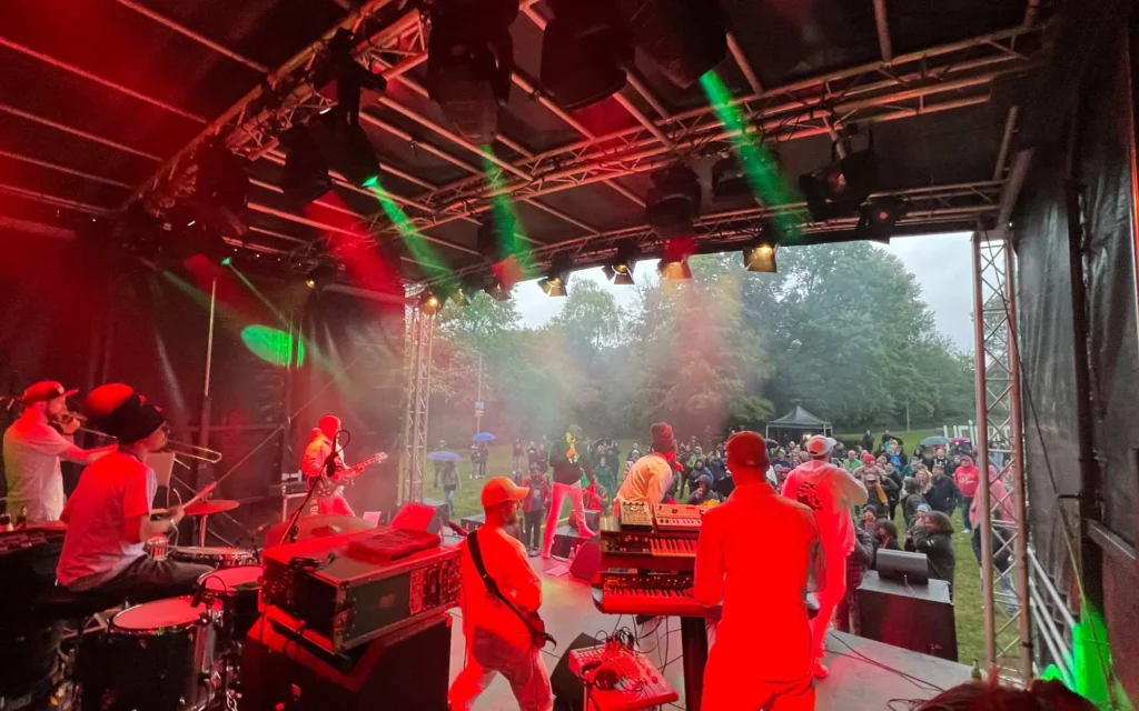 Sound Patrol beim Heimatgenuss Stadtfest Rotenburg: Liveband auf Open-Air-Bühne mit grün-gelbem Bühnenlicht und Publikum