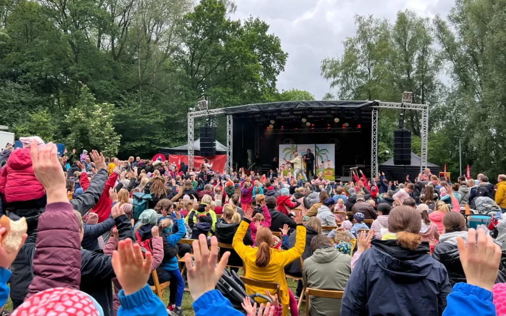 Sound Patrol beim Heimatgenuss Stadtfest Rotenburg: Liveband auf Open-Air-Bühne mit grün-gelbem Bühnenlicht und Publikum