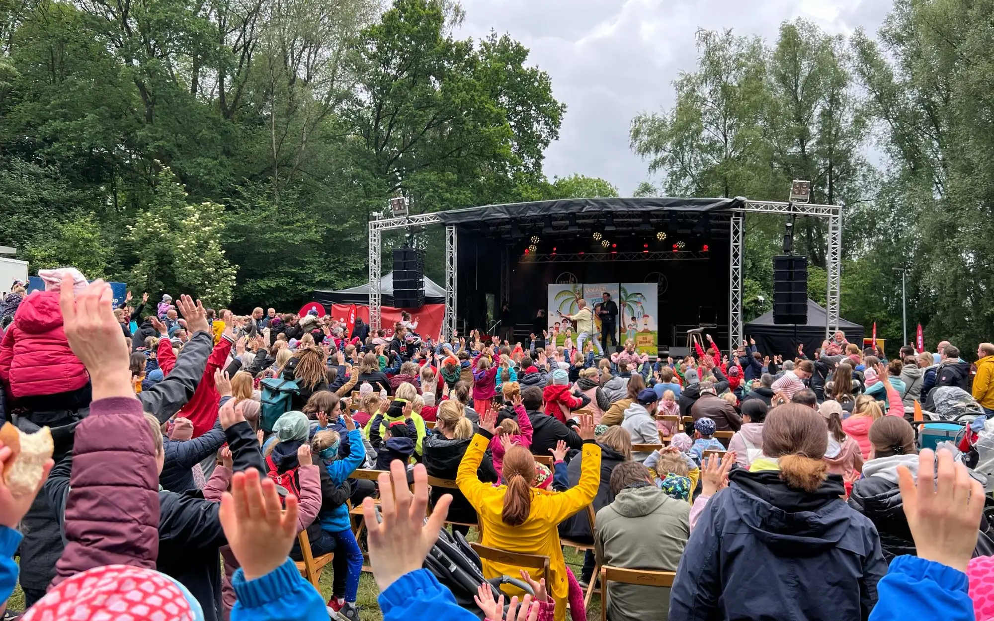 Sound Patrol beim Heimatgenuss Stadtfest Rotenburg: Liveband auf Open-Air-Bühne mit grün-gelbem Bühnenlicht und Publikum