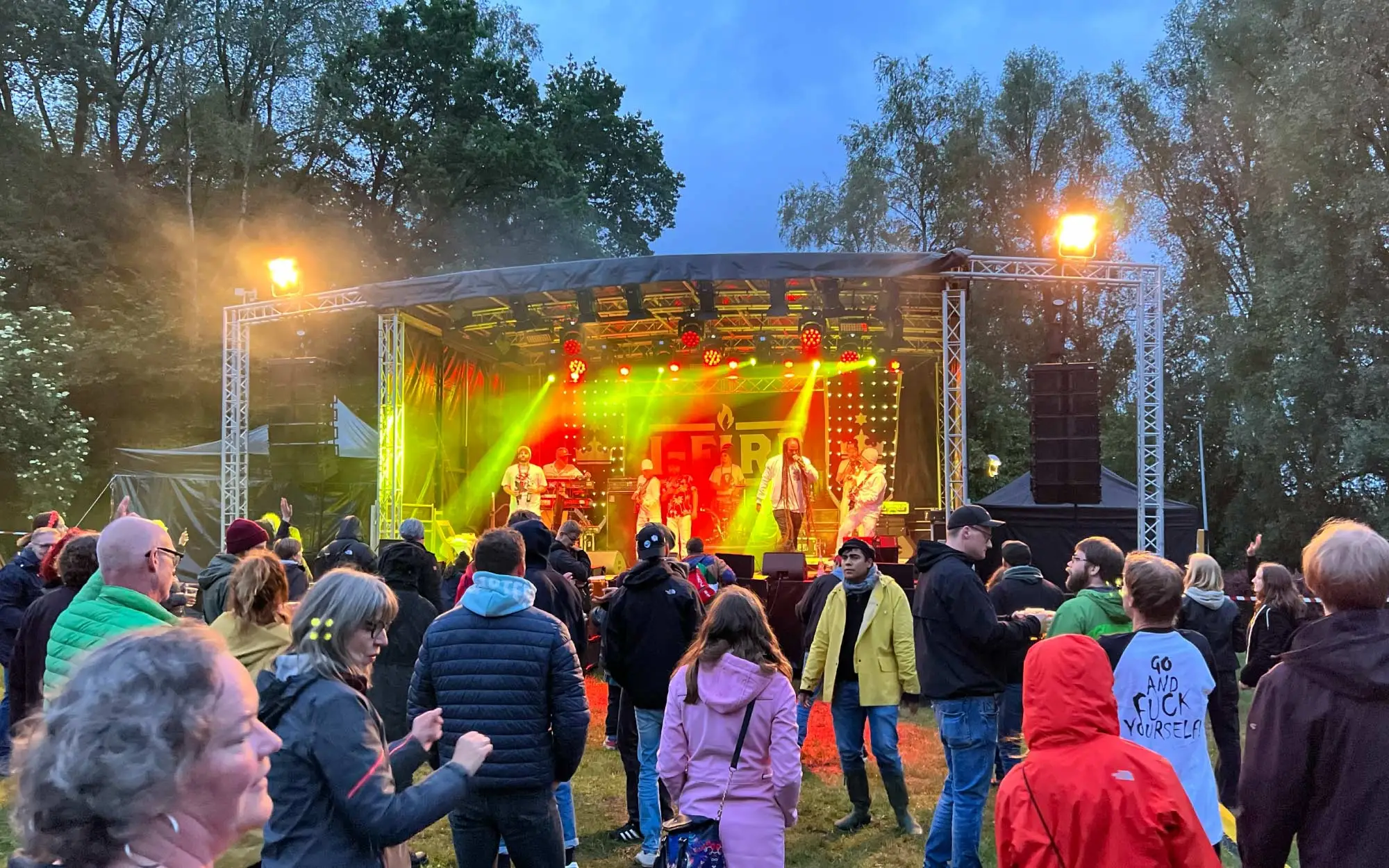 Sound Patrol beim Heimatgenuss Stadtfest Rotenburg: Liveband auf Open-Air-Bühne mit grün-gelbem Bühnenlicht und Publikum