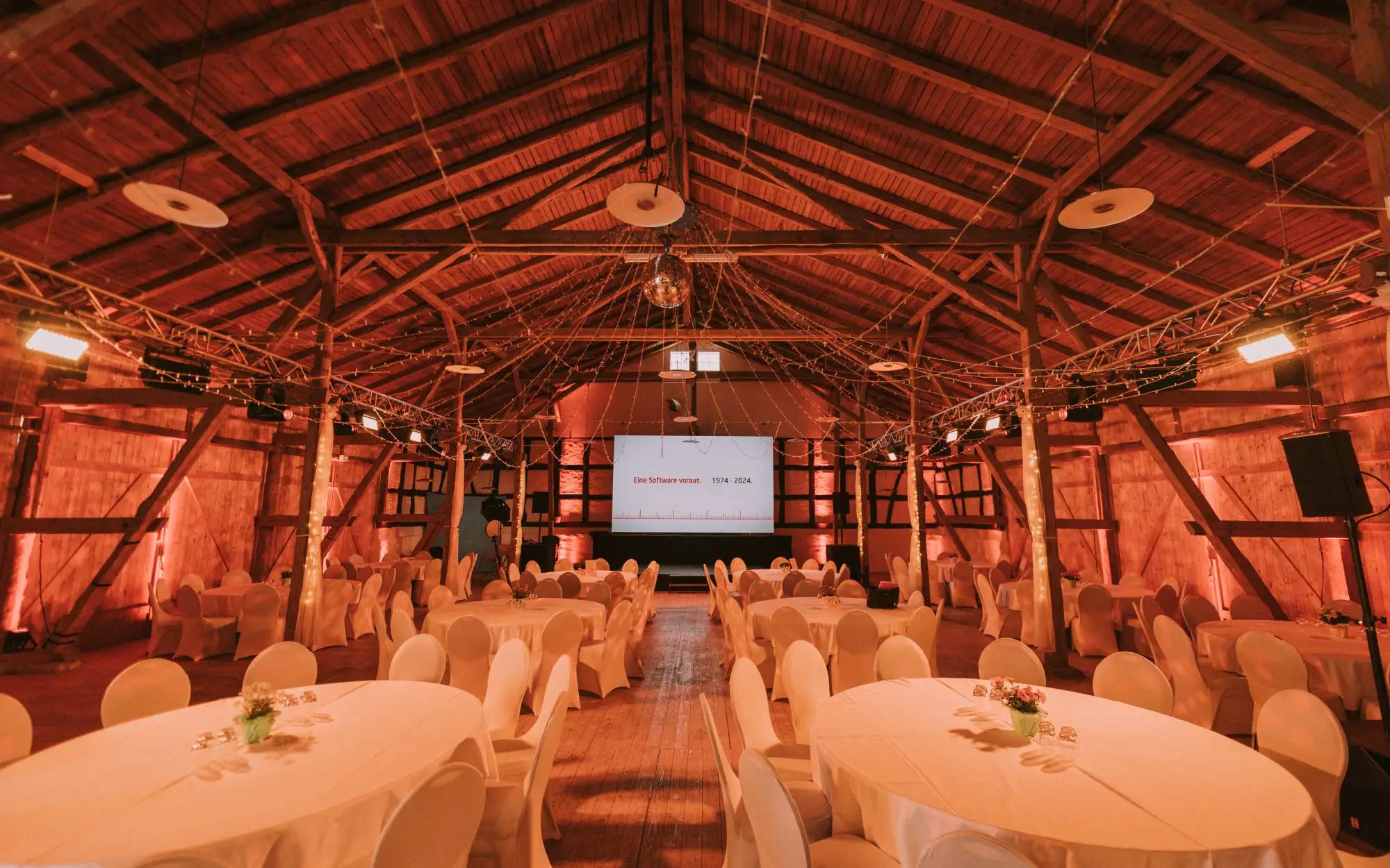 Sound Patrol Event: Fachwerkscheune als festlich dekorierte Eventlocation für das 50-jährige Jubiläum der PDS GmbH