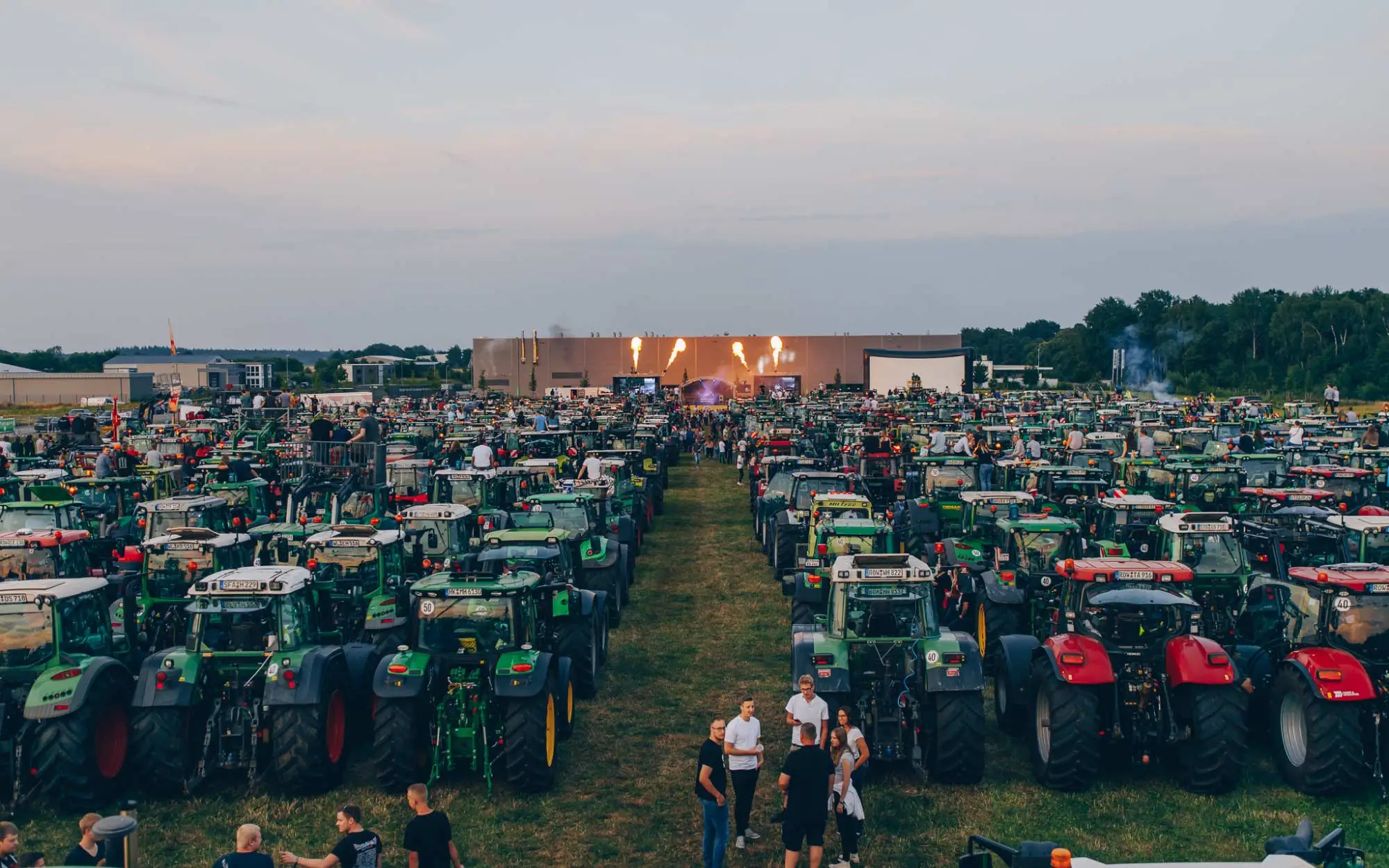 Sound Patrol Treckerdisco Rotenburg – Deutschlands größte Treckerdisco: Reihe von Traktoren (Claas, John Deere) bei der Auto Disco Rotenburg